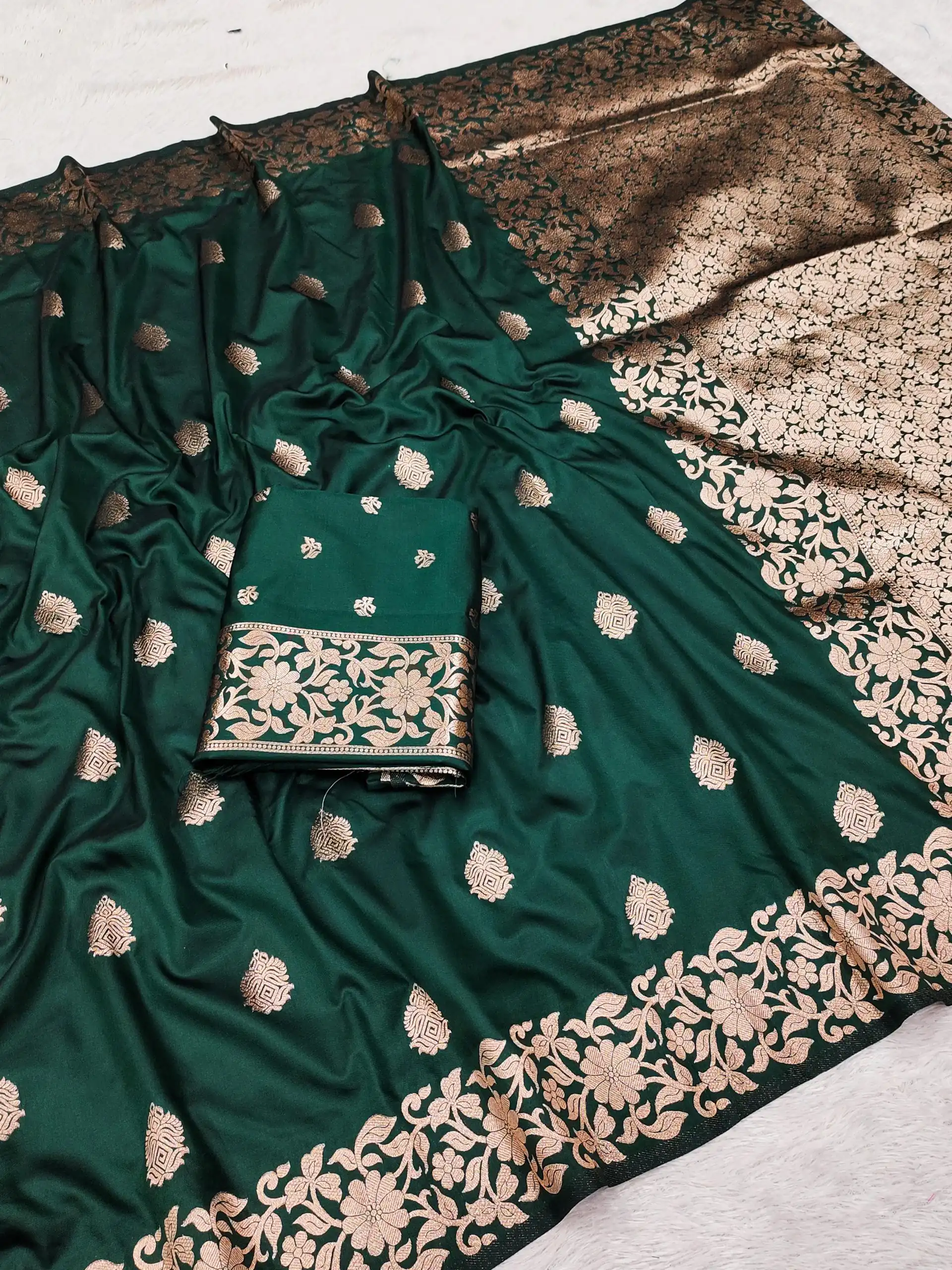 Green Banarasi Silk Lace Zari Work Saree | Sarees, Bollywood Sarees, Creative Sarees, Designer Sarees, Embroidered Sarees, Ethnic Saree, Modern Digital sarees, Party Wear Sarees