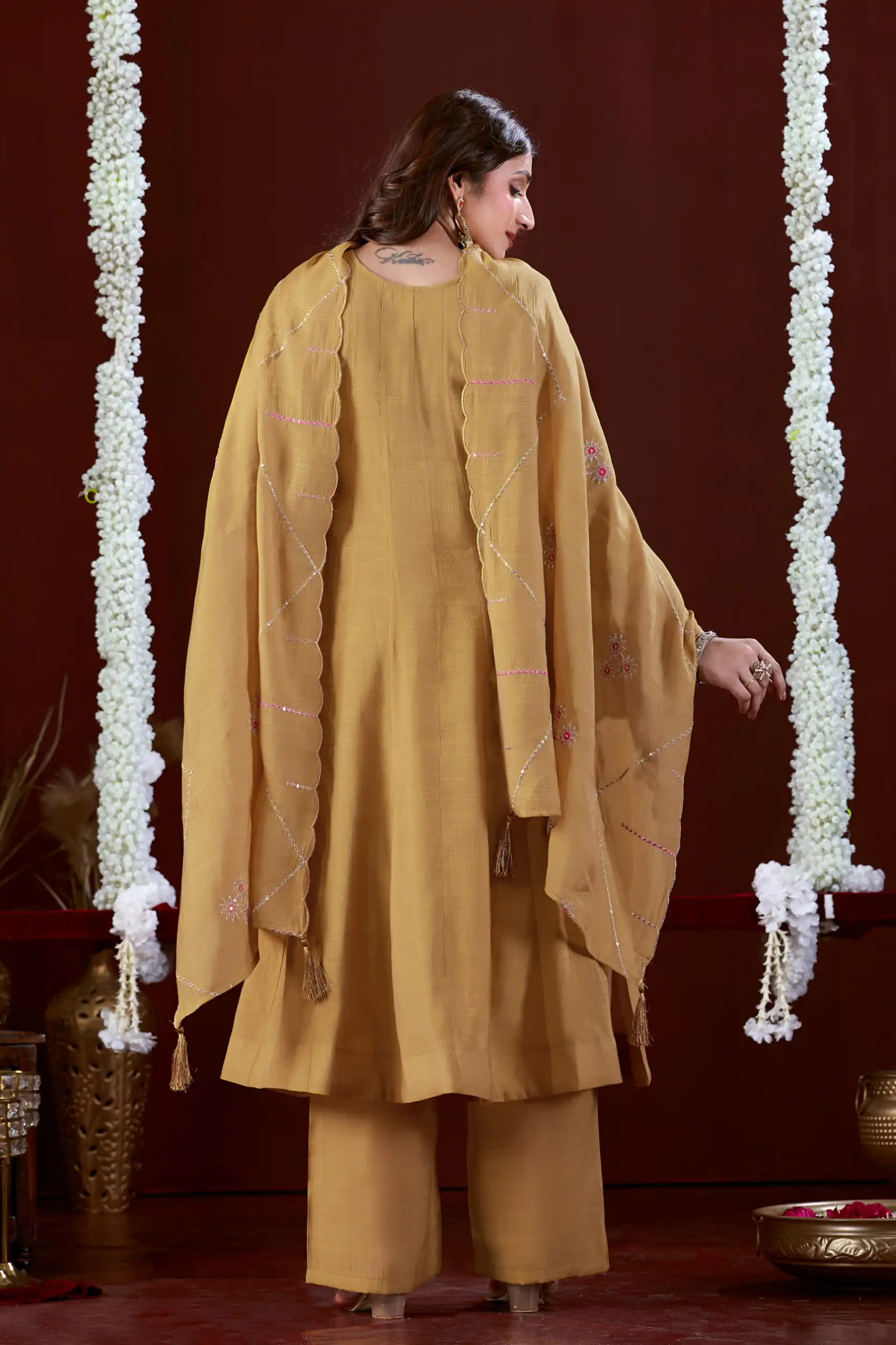 Super Chiku Mul Slub Thread Work Salwar Suit - Image 3